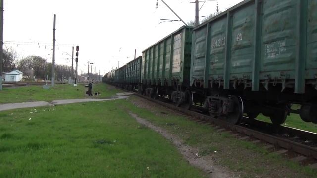 Прибытие ВЛ80С-679 с грузовым поездом смотреть онлайн