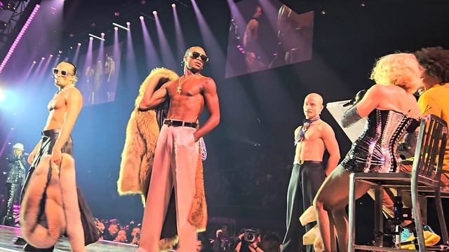 Madonna - Vogue (The Celebration Tour in Los Angeles) смотреть онлайн