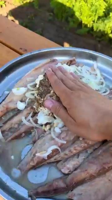 Шашлык из скумбрии 😍 смотреть онлайн