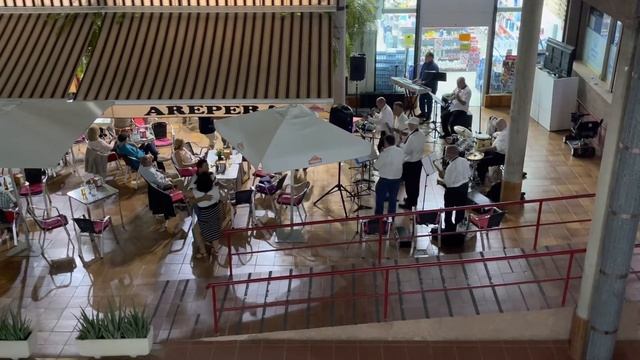 Конец недели - пятница, можно и потанцевать смотреть онлайн