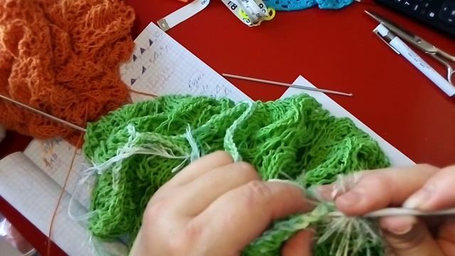 Зелёный ажурный пуловер спицами с узором из листьев почти 🎉🎉✨ готов