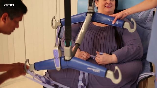 Maxi Sky 2 Plus chair to bed transfer | Patient Handling | Arjo Global смотреть онлайн
