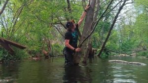 купаюсь в озере в одежде