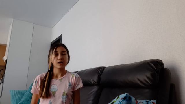 ЧТО ДОЛЖНО БЫТЬ В СУМКЕ У КАЖДОЙ ДЕВОЧКИ 😯 / видео ELLA DIY смотреть онлайн