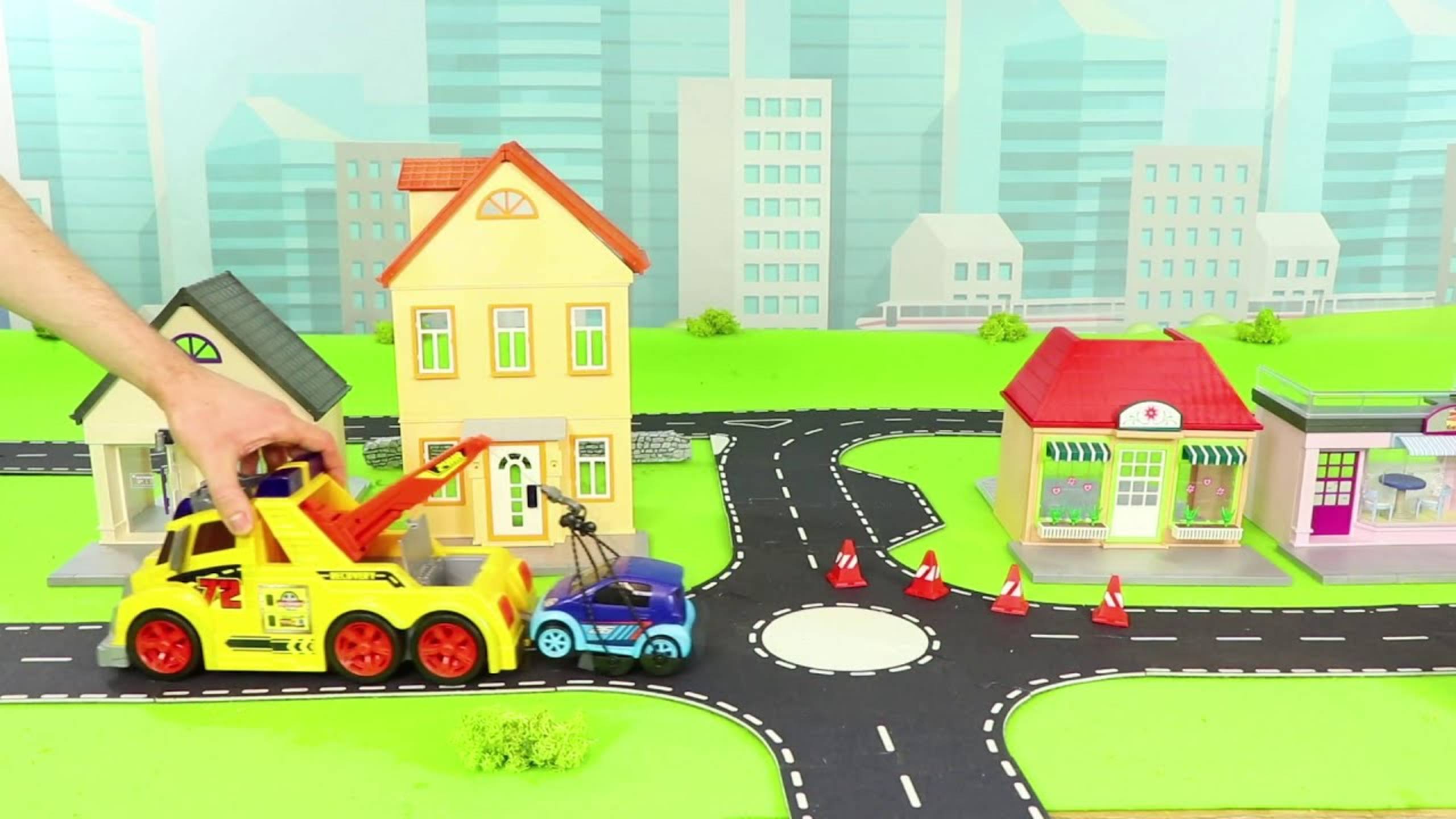 Мусоровозы забирают отходы