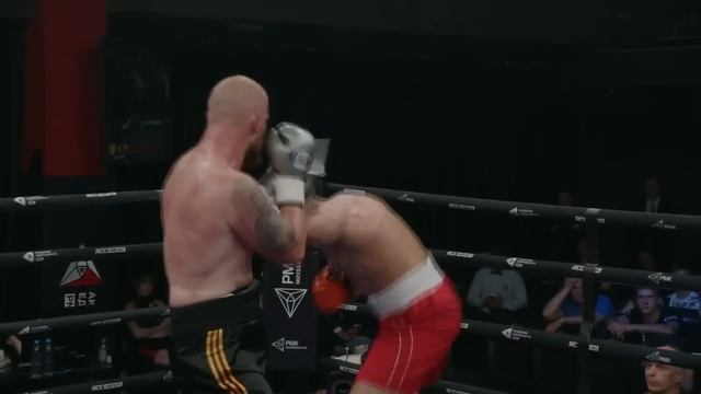 Давлат Болтаев, Таджикистан vs Виктор Чварков, Белоруссия Жесткий бой на RCC Boxing Night смотреть онлайн