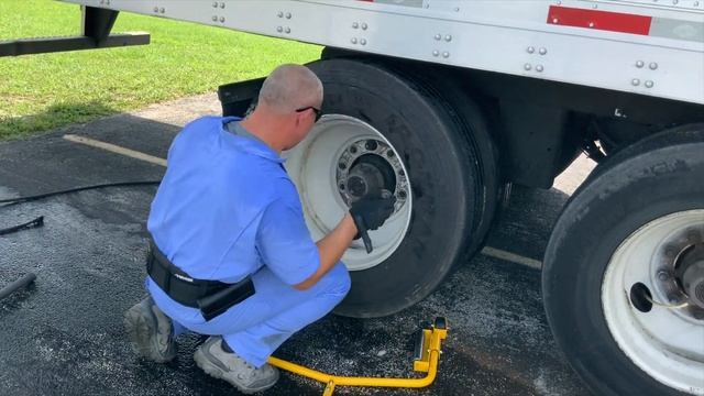 Milwaukee battery powered impact wrench vs SEMI truck log-nuts. Will it work? смотреть онлайн
