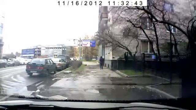 Бабка царапает автомобиль смотреть онлайн