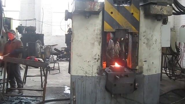 бюджетный C92K-16 программируемый кузнечный молот смотреть онлайн