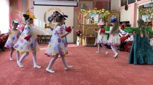 Танец  девочек "Цветы". группа №12 "Цветики-семицветики"