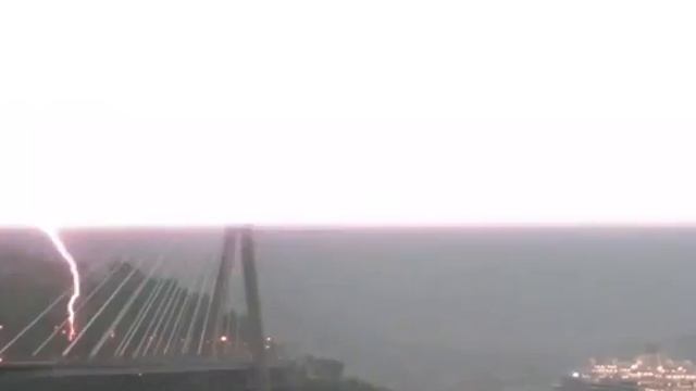 lightning bolt strikes a bridge in Croatia смотреть онлайн