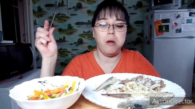 Мукбанг | Запечённая скумбрия с лучком и салатик смотреть онлайн