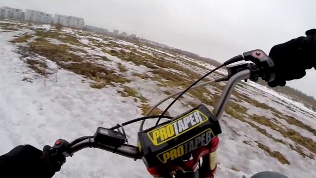 Зимой по снегу на зашипованой резине Pitbike Enduro