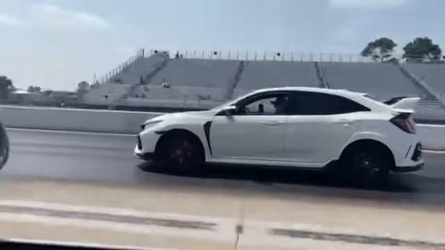 B8 S4 vs Civic Type R смотреть онлайн