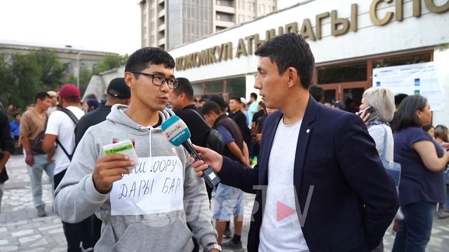 "Таң аткыча ушул жерде болобуз”. Бишкекте Баткенге гумжардам чогултуп 1000ге чукул ыктыярчы иштөөдө смотреть онлайн