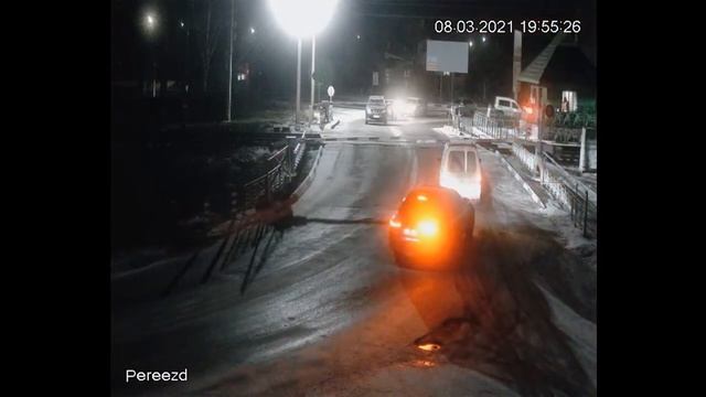 Выключенные фонари на ЖД переезде в районе о.п. Моторная смотреть онлайн