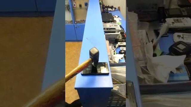 Закаленое защитное стекло отзыв и тест молотком смотреть онлайн