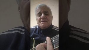 ветер осенний тихо колышет.