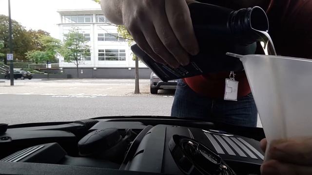 How to add oil to your BMW (BMW e92 N52) смотреть онлайн