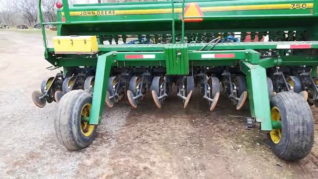 Deere 8100 Tractor with Deere 750 No-Till Drill смотреть онлайн