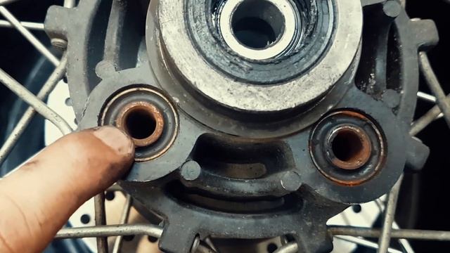 Rear Sprocket Stud Bolt Replacement / NAPUTOL / Rusi Classic250 / Kumander's Help смотреть онлайн