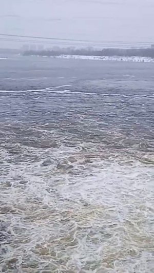 ГЭС в Дубне на Волге. Зимний сброс воды.