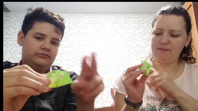 Сладости из Китая мы попробовали есть с мамой и дали оценку по вкусу смотреть онлайн