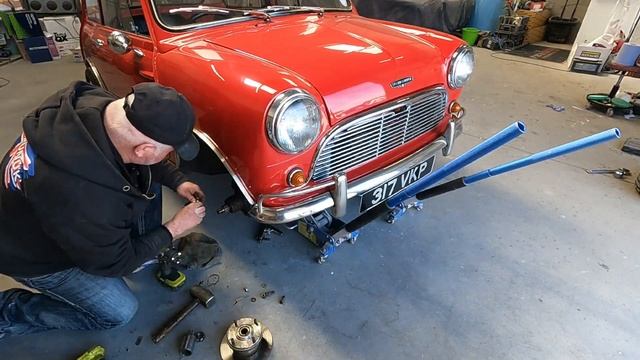 Paul Mann's Classic Mini MK1 ball joints and wheel bearing replacement. смотреть онлайн