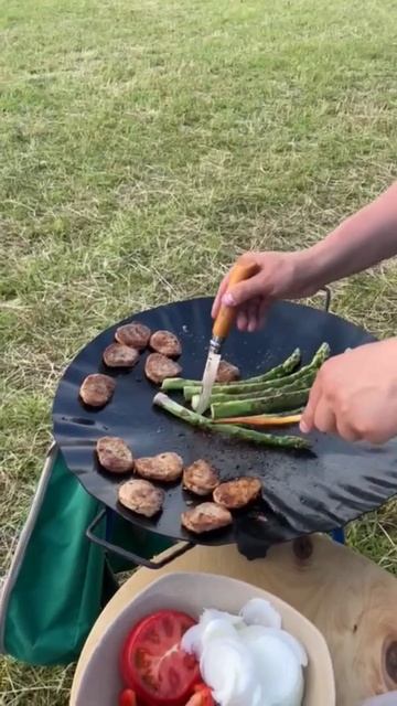 Спаржа и медальоны из индейки на скоттл от ICOOKER. #скоттл #гриль #готовимвкусно #кемпинг #пикник