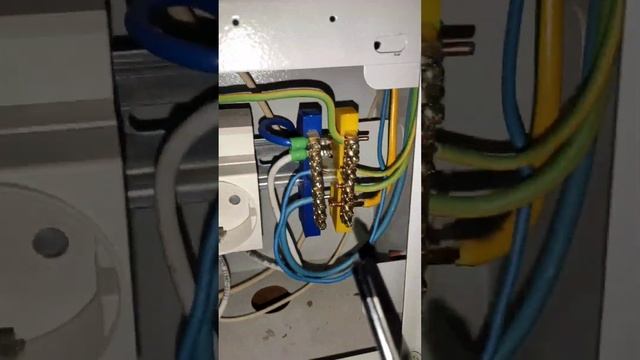 Вопрос к электрикам! Основная система уравнивания потенциалов: из PEN в PE и N. Что не так? смотреть онлайн