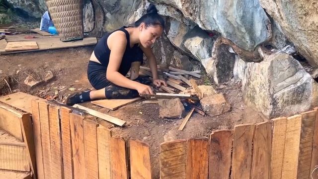 Poor baby monkey ate grilled clams for the first time on the mountain with the girl. смотреть онлайн