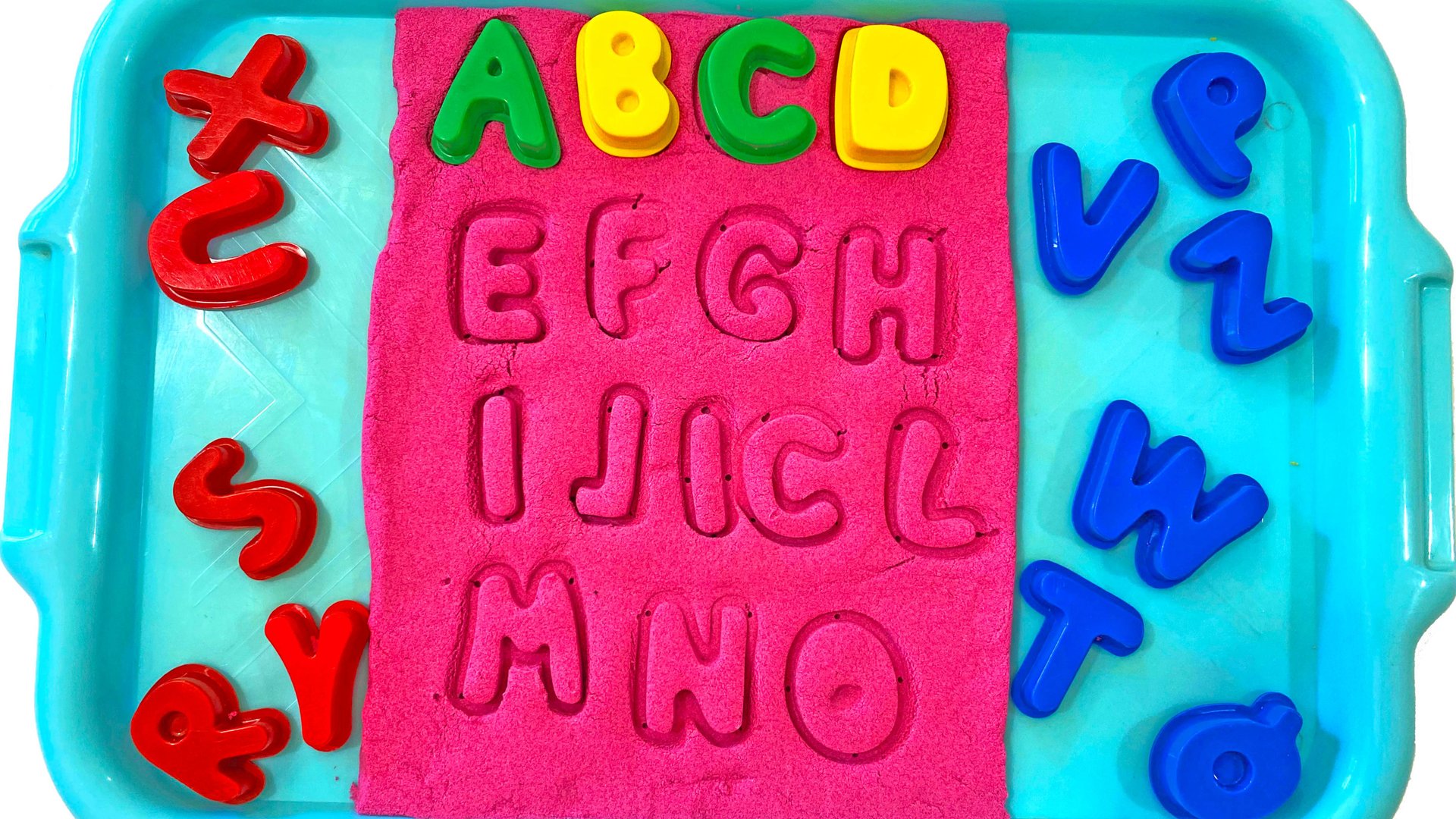 Учим английский алфавит с кинетическим песком | Буквы от A до Z смотреть онлайн