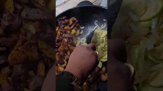 жареная картошка с овощами на костре