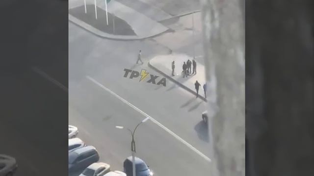 Украина. В Черкассах мужчина попал под машину, убегая от ТЦК, сообщают местные паблики смотреть онлайн