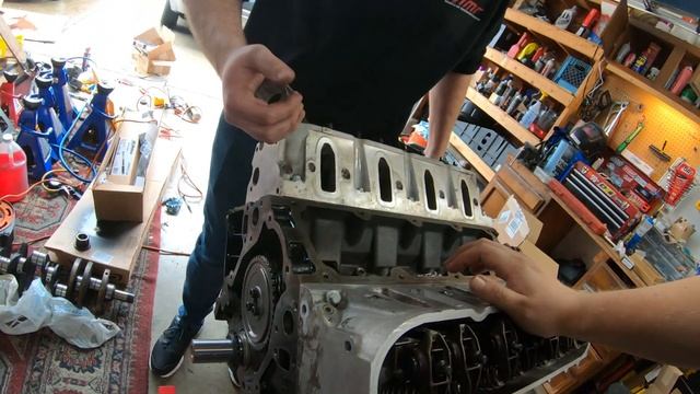 408ci Stroker Trans Am Engine Build! Part 6 | Installing a Billet Timing Set! смотреть онлайн