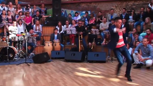 Judging Solo by Johnny Vazquez (Mexico/USA/Italy). V1 Battle Salsa 2014. Судейские выходы по Сальсе смотреть онлайн