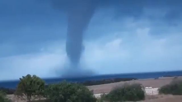 Водяной смерч у берегов Фамагусты (Кипр) смотреть онлайн