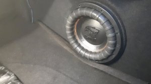 Установка сабвуфера DL Audio Raven 10 V.2