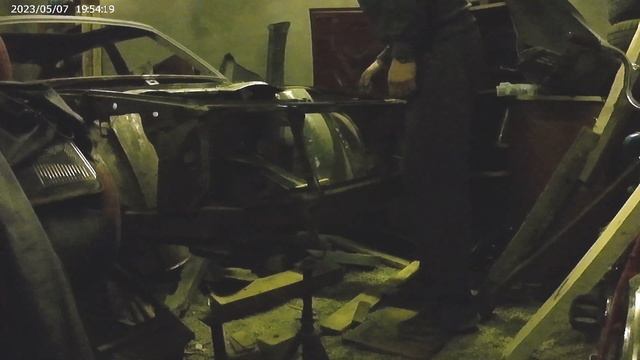 Ремонт автомобиля "Москвич-2141". 28. Пробую сверлить сварные точки. Измерения морды смотреть онлайн