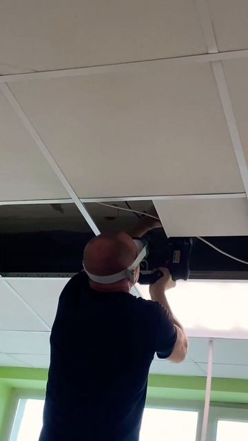 Ребята ✌️☀️ устанавливаем лампы в потолок, над оборудованием смотреть онлайн