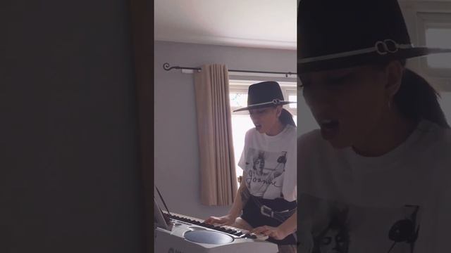Piano Cover of Lady Gaga Million Reasons смотреть онлайн