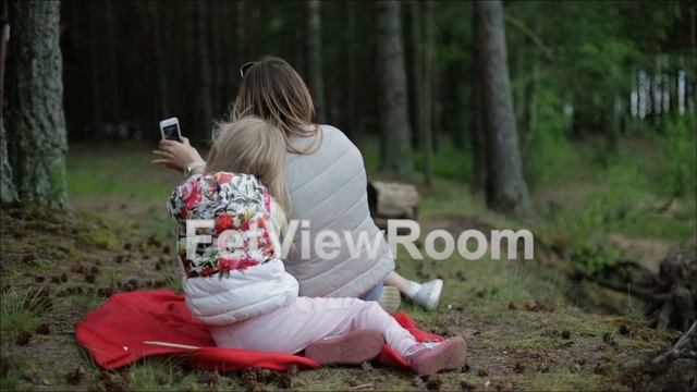 Young mother and small daughter resting in a forest смотреть онлайн