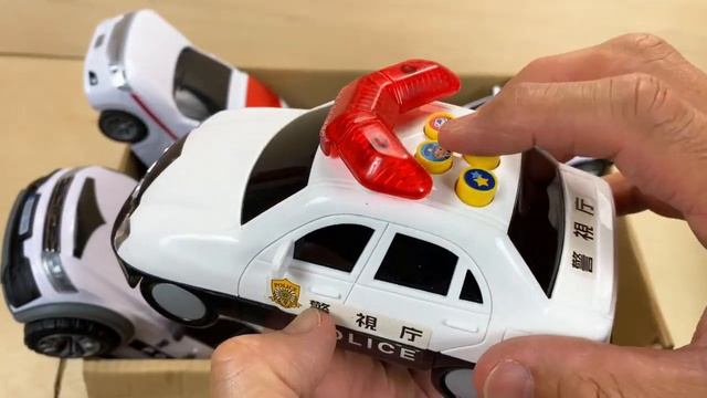 A toy car that makes noise! Mini cars of police cars and ambulances run! Sound the siren. смотреть онлайн