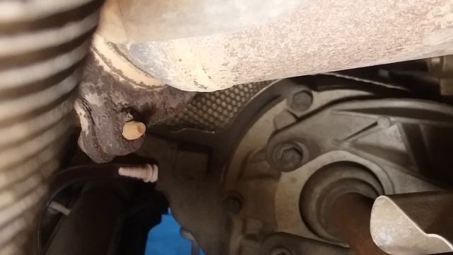 Land Rover LR2/Freelander 2 Front Differential/PTU Oil Change смотреть онлайн