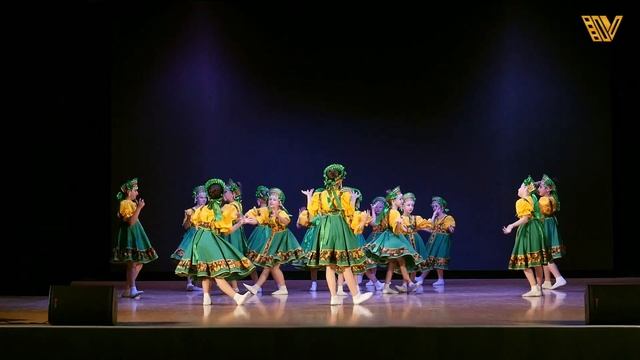 Folk dance GIRL'S WALKS. Choreographic group VESNYANKA. Choreography.Народный танец ДЕВИЧЬИ ПРОХОДК смотреть онлайн