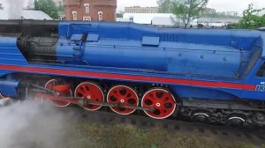 Паровоз П36-0027 пробуксовывает, трогаясь с места