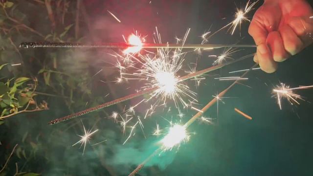 СБ400УС3 Бенгальские свечи Уральские самоцветы (Цветопламенные) 400 мм смотреть онлайн