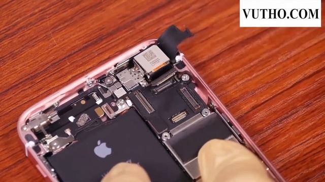 Mổ Xẻ iPhone SE So Sánh Linh Kiện Với iPhone 5S iTeVent YouTube смотреть онлайн