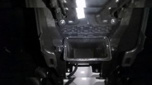 Chery Tiggo 4. Открываем консоль воздуховода со стороны заднего сиденья