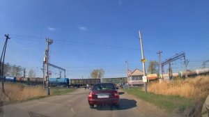 Железнодорожный переезд со шлагбаумом в Голышманово/Railway crossing with barrier in Golyshmanovo